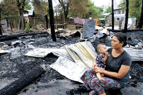 Ejército birmano quema las casas de la minoría musulmana rohinyá